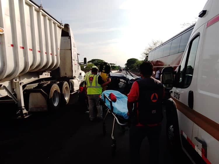 Empleada de seguridad privada choca su auto con autobús de turismo en la Córdoba-Veracruz