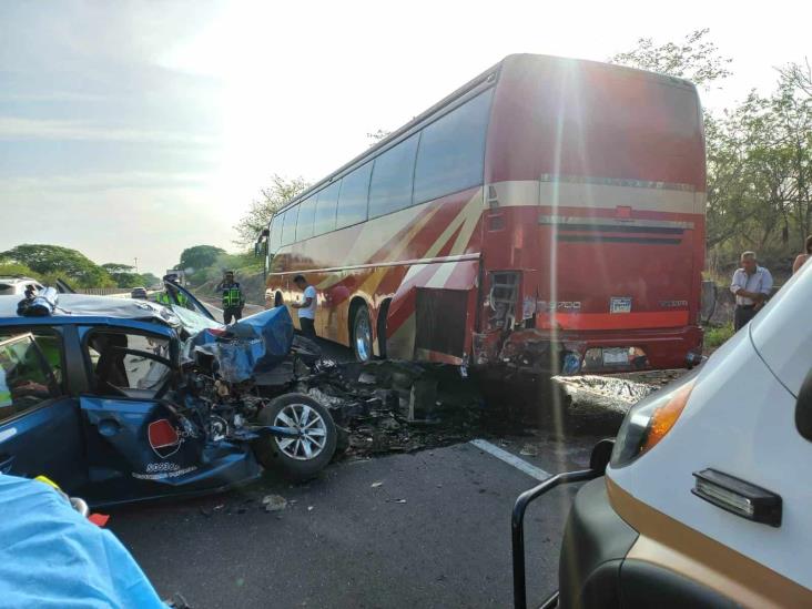 Empleada de seguridad privada choca su auto con autobús de turismo en la Córdoba-Veracruz