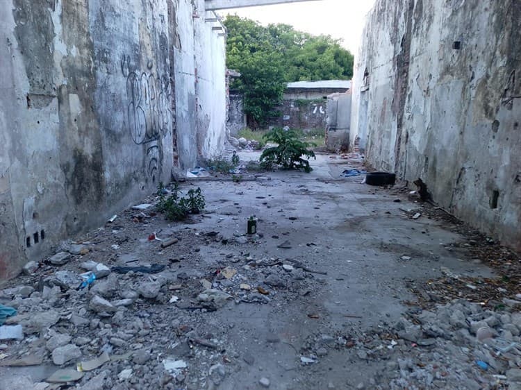 Inmueble abandonado, es un peligro para transeúntes en Veracruz