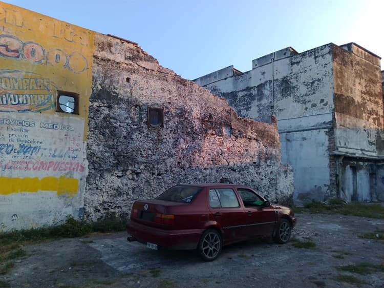 Inmueble abandonado, es un peligro para transeúntes en Veracruz