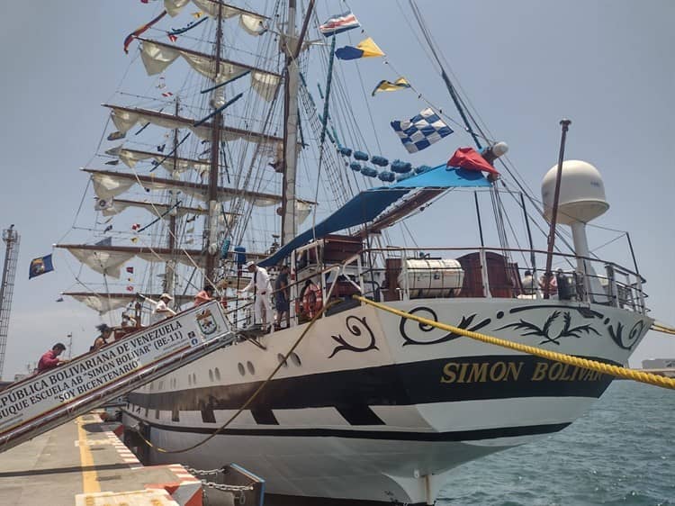 Jarochos disfrutan domingo a bordo del buque Simón Bolívar