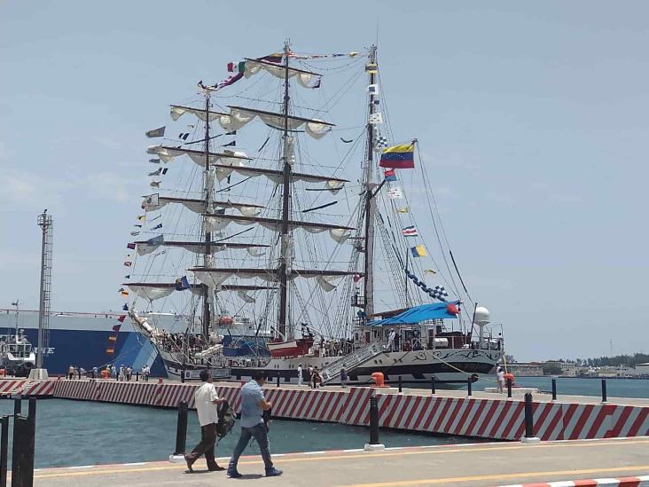 ¡Domingo familiar! Jarochos disfrutan a bordo del buque Simón Bolívar