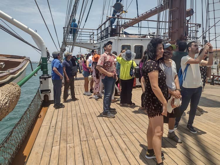 Jarochos disfrutan domingo a bordo del buque Simón Bolívar
