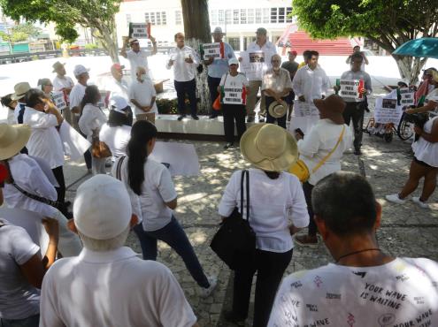 Marchan en defensa de la SCJN en Coatzacoalcos; llaman ‘gobernador de cuarta’ a Cuitláhuac
