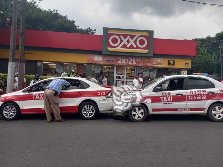 Accidente entre taxis en Orizaba genera movilización policial