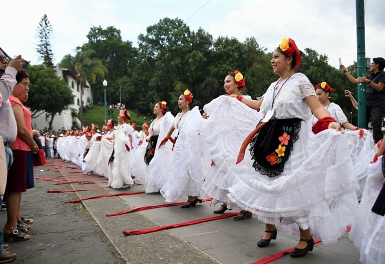 Más de 2 mil bailaron La Bamba en el paseo de Los Lagos en Xalapa (+Video)