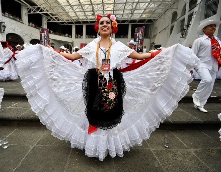 Más de 2 mil bailaron La Bamba en el paseo de Los Lagos en Xalapa (+Video)