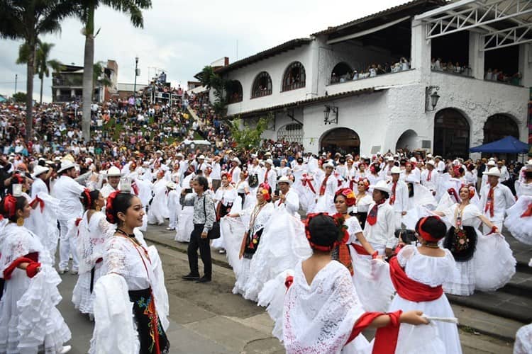 Más de 2 mil bailaron La Bamba en el paseo de Los Lagos en Xalapa (+Video)