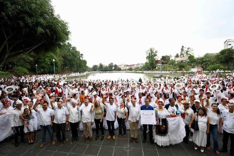 Más de 2 mil bailaron La Bamba en el paseo de Los Lagos en Xalapa (+Video)