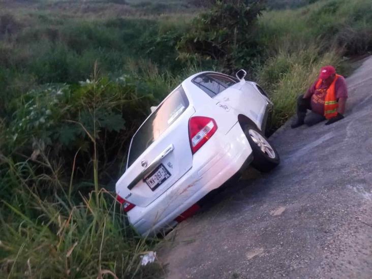 Cae auto a canal de aguas negras en Coatzacoalcos