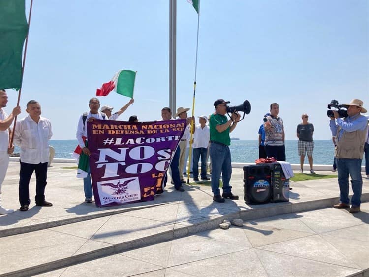 Marchan en Veracruz en defensa de la Suprema Corte de Justicia