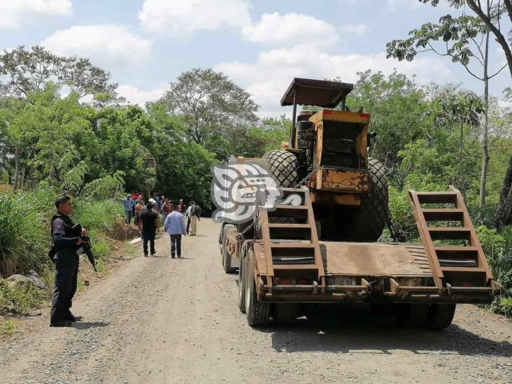 Campesinos retienen maquinaria pretendía abandonar la obra