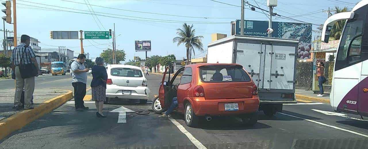 Carambola de tres autos en avenida de Veracruz deja un lesionado