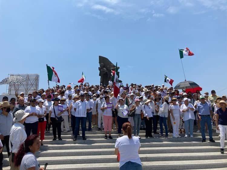 Marchan en Veracruz en defensa de la Suprema Corte de Justicia