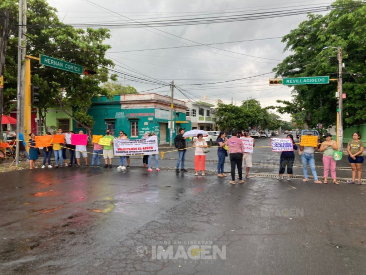 Bloquean calles de Veracruz por constantes robos a jardín de niños (+Video)