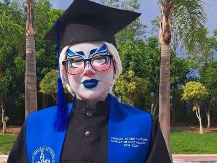 Joven se gradúa de la BUAP maquillada de Drag Queen y se hace viral