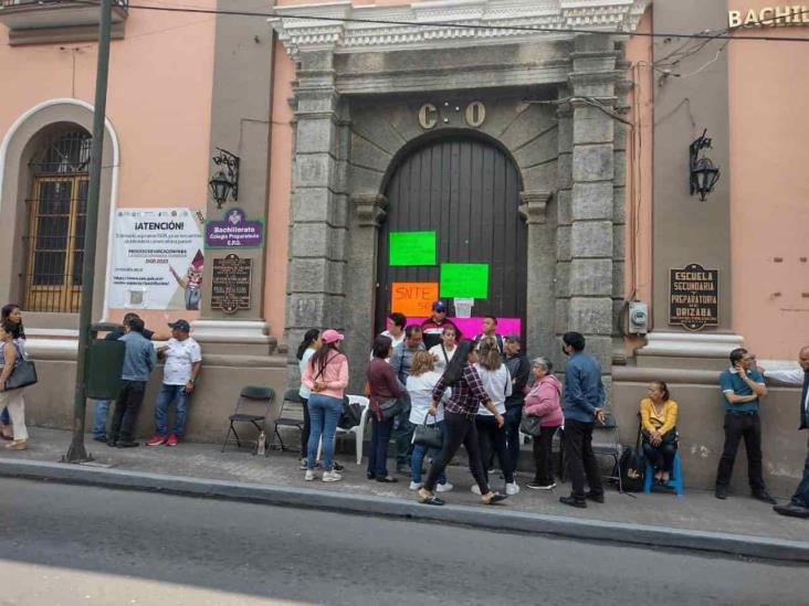 Docentes toman la Escuela de Bachilleres Vespertina de Orizaba; piden destitución de directora (+Video)