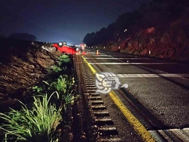 Por exceso de velocidad, vuelca camioneta en Nogales