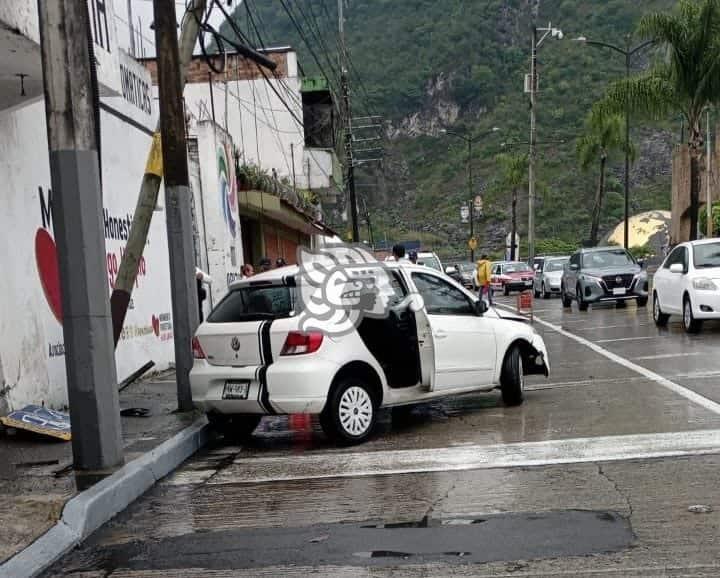 Conductor se estrella y derriba un poste en Orizaba