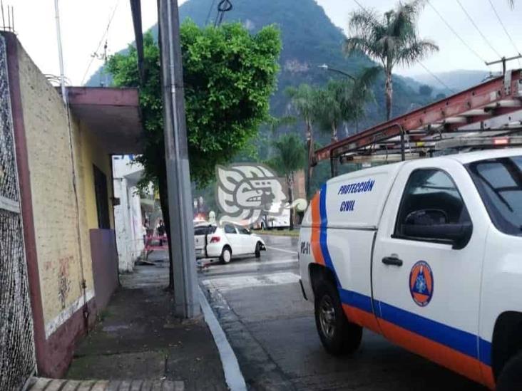 Conductor se estrella y derriba un poste en Orizaba