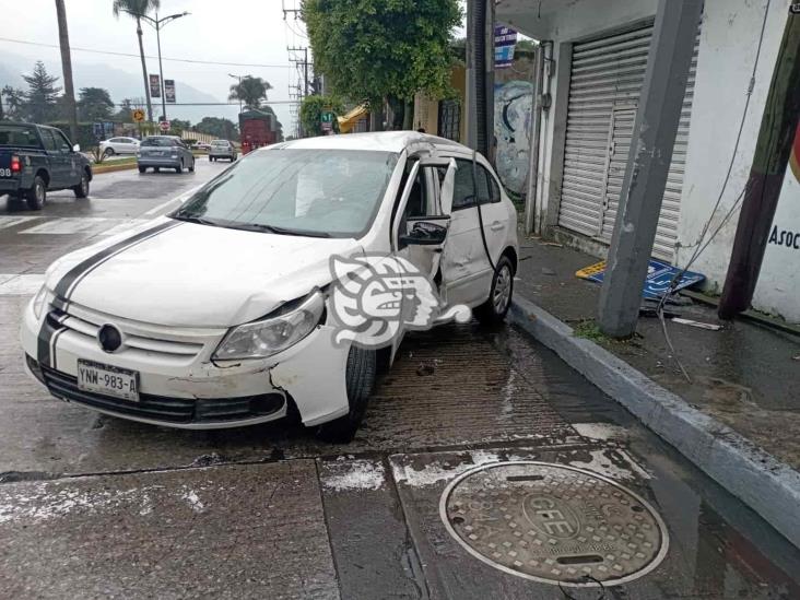 Conductor se estrella y derriba un poste en Orizaba