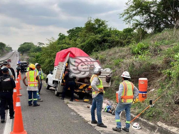 Trabajador fallece al caer de una camioneta en la Autopista Córdoba-Veracruz