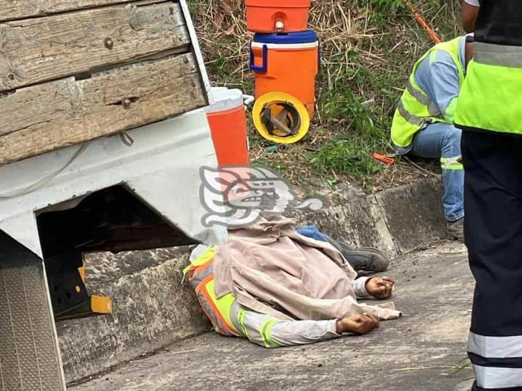 Trabajador cae de camioneta y muere en la Autopista Córdoba-Veracruz, a la altura de Carrillo Puerto