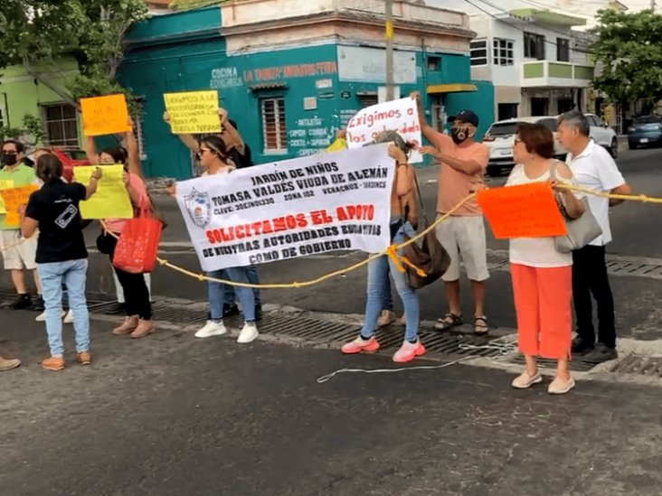 Padres de familia bloquean calles de Veracruz ante robos a kínder (+Video)