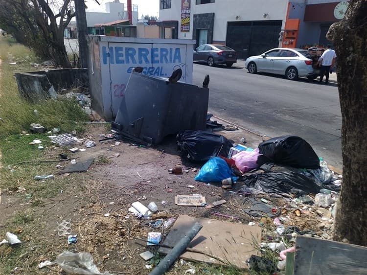 Reportan esquina atascada de basura en Puente Moreno