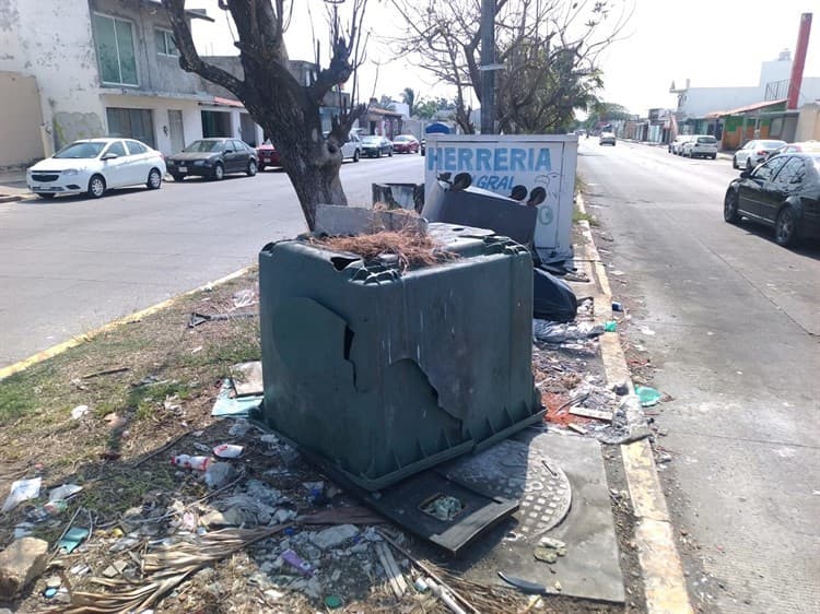 Reportan esquina atascada de basura en Puente Moreno