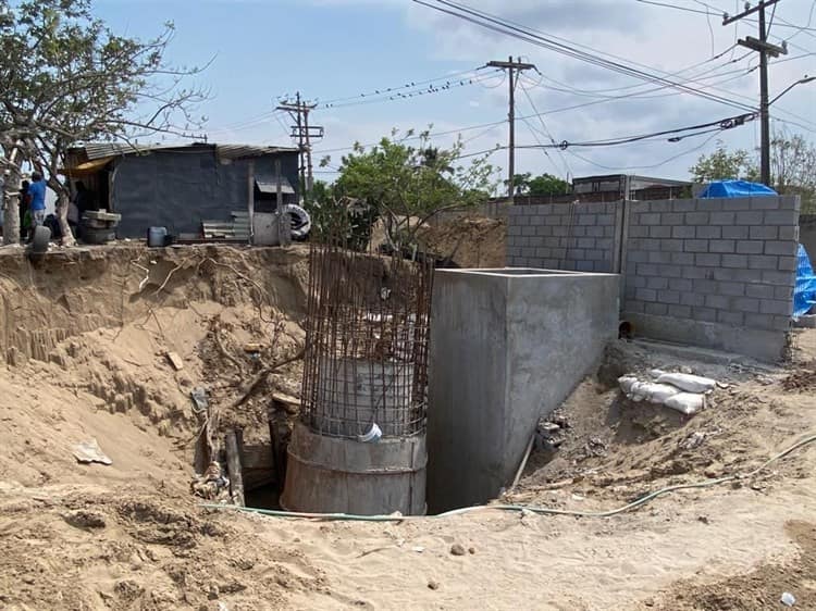 Alud de tierra sepulta a trabajador en Veracruz; lo rescatan con vida