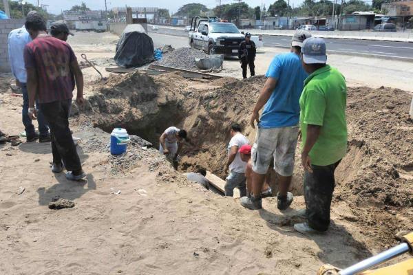 Alud de tierra sepulta a trabajador en Veracruz; lo rescatan con vida