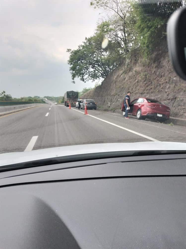 Llanta desprendida de tráiler mata a hombre que abanderaba obra en autopista Córdoba-Veracruz