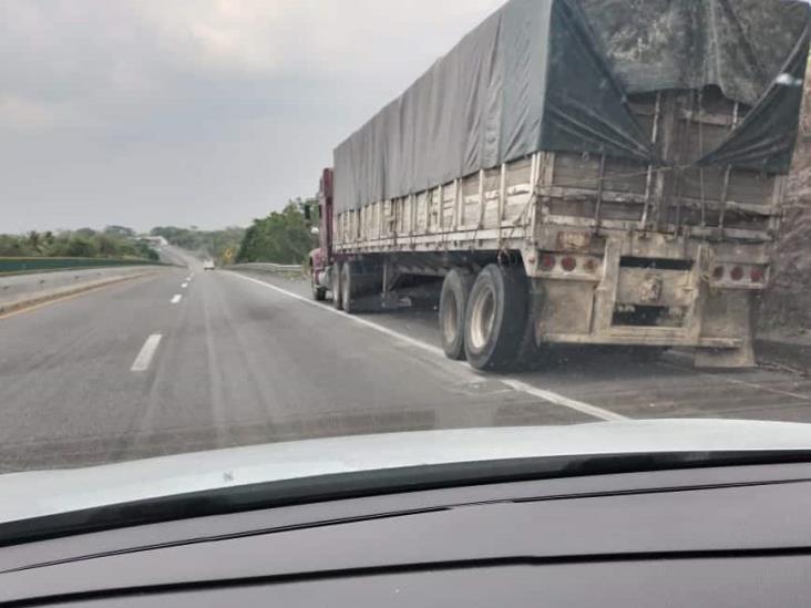 Llanta desprendida de tráiler mata a hombre que abanderaba obra en autopista Córdoba-Veracruz