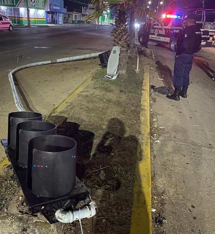 Choca contra semáforo y abandona su auto en Minatitlán