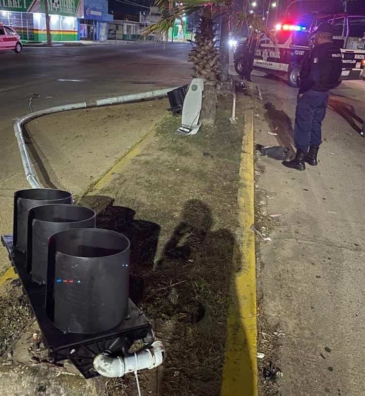 Auto choca y derriba semáforo en Minatitlán