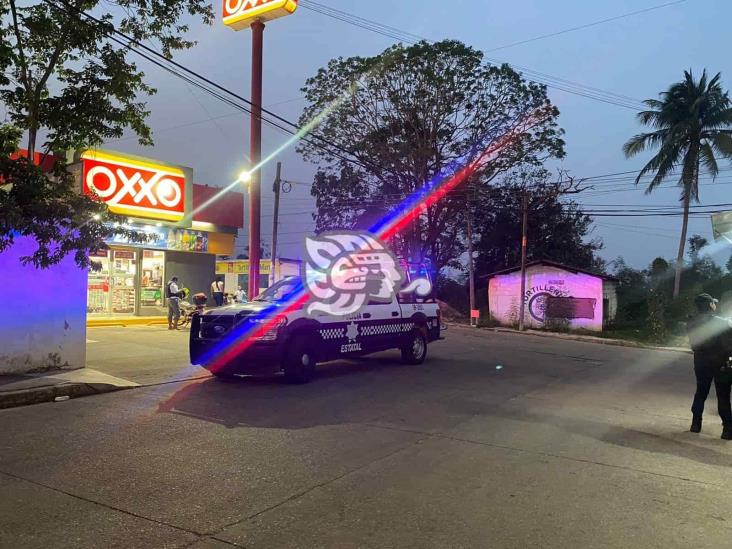 Roban a punta de pistola Oxxo de la Lombardo en Acayucan