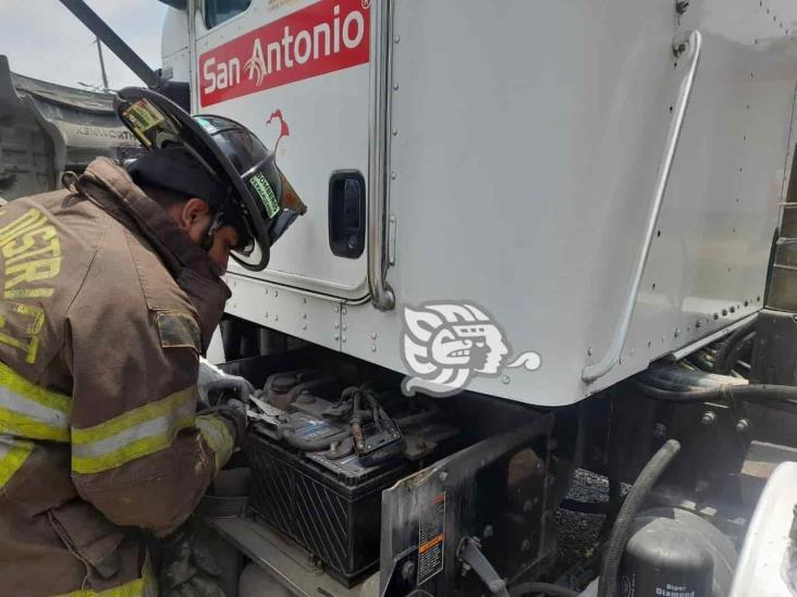 Tráiler estuvo a punto de arder en la Fortín-Huatusco