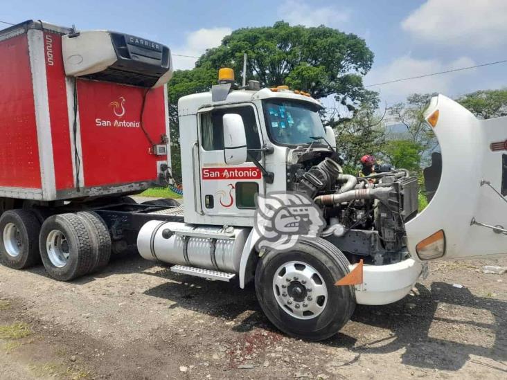 Tráiler estuvo a punto de arder en la Fortín-Huatusco