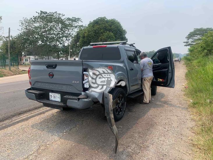 Intenta rebasar y es colisionado en la Costera del Golfo en Acayucan