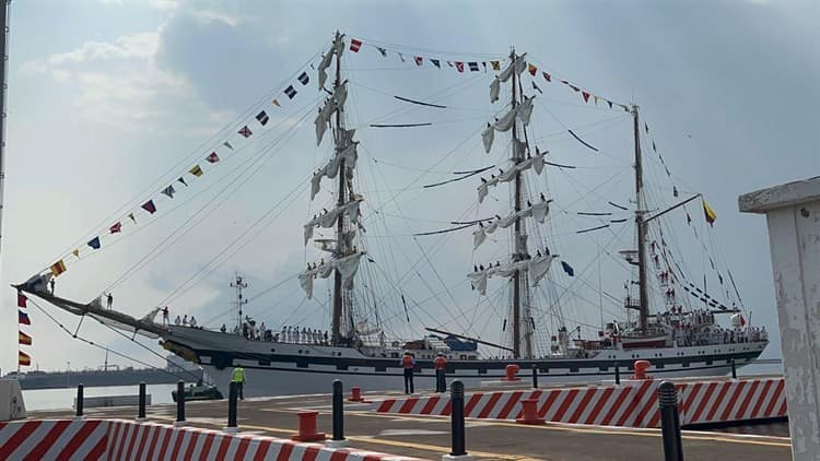 Zarpa el buque venezolano Simón Bolívar de Veracruz (+video)
