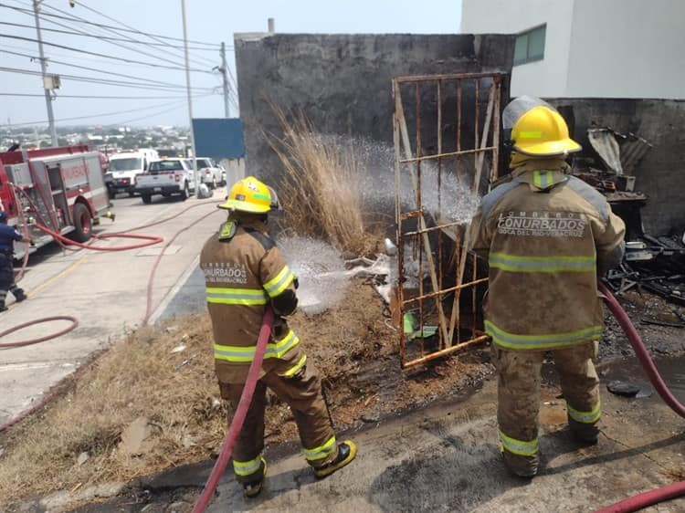 Pipa de CAB evita desgracia y apaga incendio en Boca del Río (+Video)