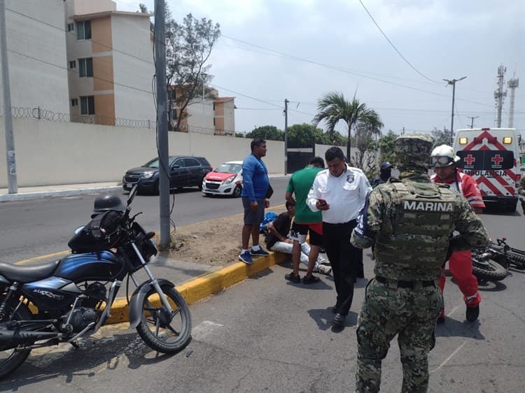 Motociclistas resultan lesionados tras ser impactados por un auto en Veracruz  (+Video)