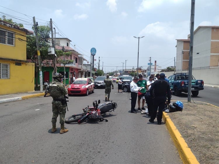 Motociclistas resultan lesionados tras ser impactados por un auto en Veracruz  (+Video)