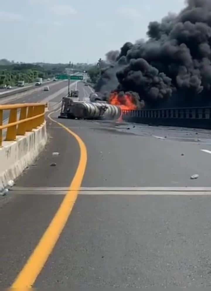 Pipa termina en llamas tras volcar en la México-Tuxpan