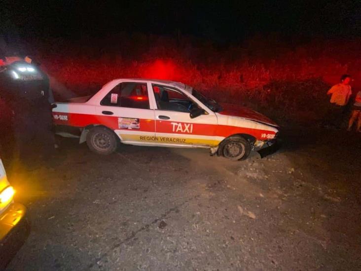 Taxi pierde el control y vuelca en la Veracruz-Xalapa