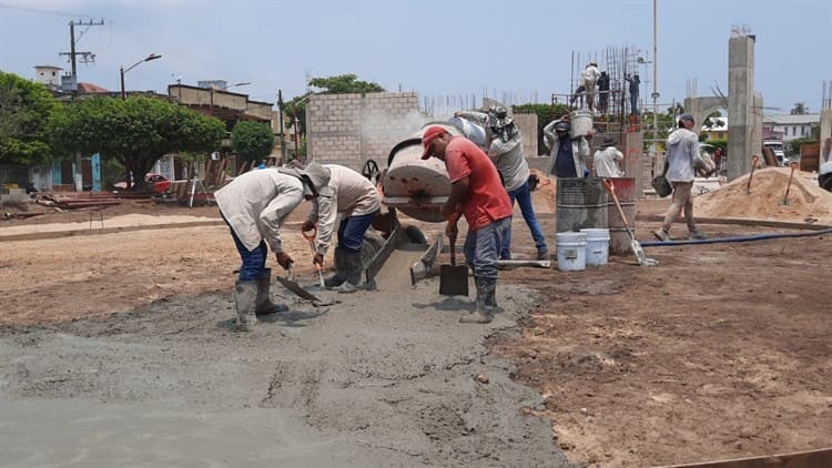 Modernizan parque Libertad en Agua Dulce