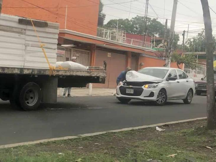 Choque por alcance en avenida Primero de Mayo en Xalapa