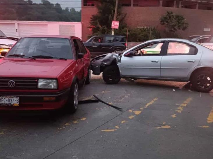 Choque deja dos lesionados en avenida Mártires 28 de Agosto en Xalapa