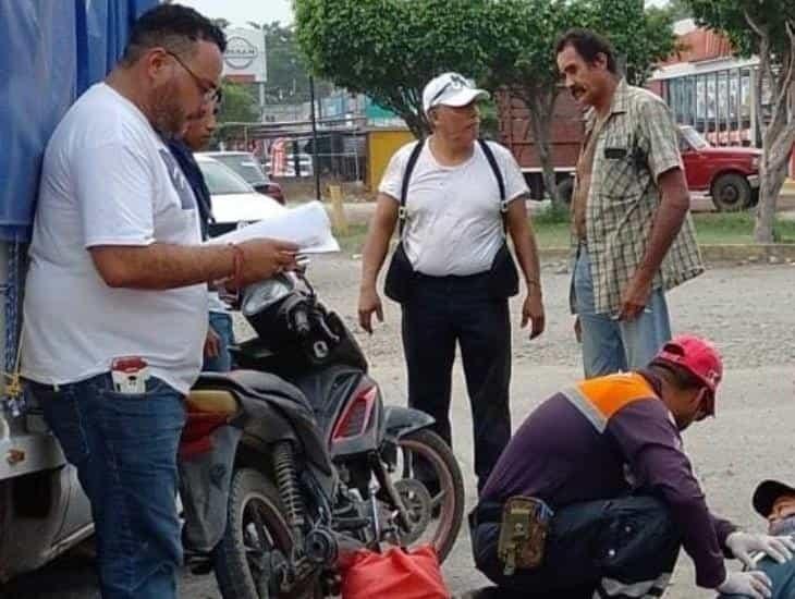 Se registra aparatoso choque entre moto y camioneta en Tierra Blanca